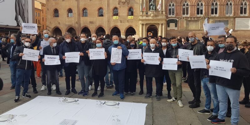 FIPE Rimini manifesta in piazza Maggiore a Bologna insieme ai colleghi dell’Emilia Romagna