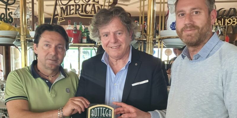 Consegnata la targa di Bottega Storica all’Old American Bar di Viserba